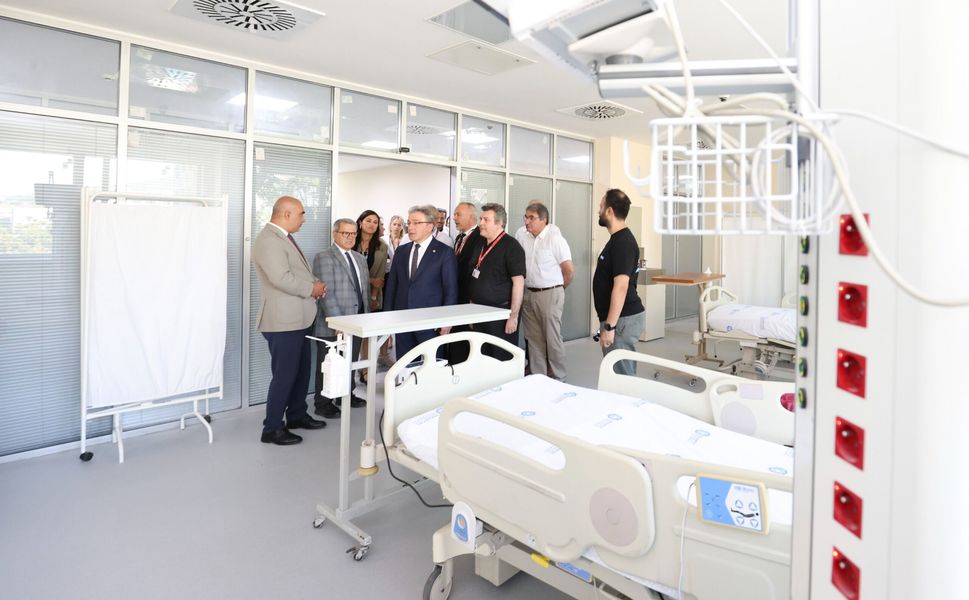 DEÜ HASTANESİ YOĞUN BAKIM ÜNİTESİ YENİLENDİ:  YATAK KAPASİTESİ 34’E YÜKSELDİ!