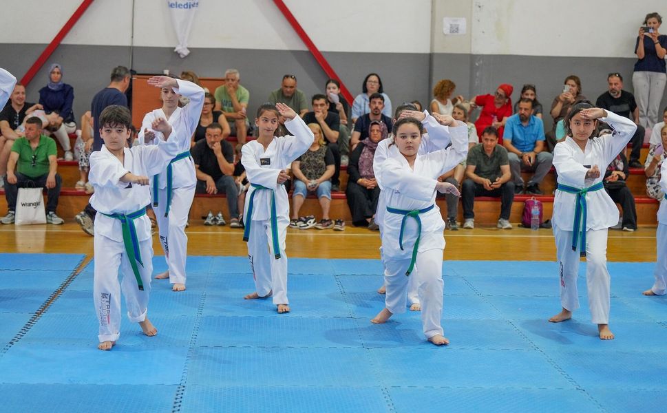 Gaziemirli taekwondocular yeni kuşak için yeteneklerini sergiledi
