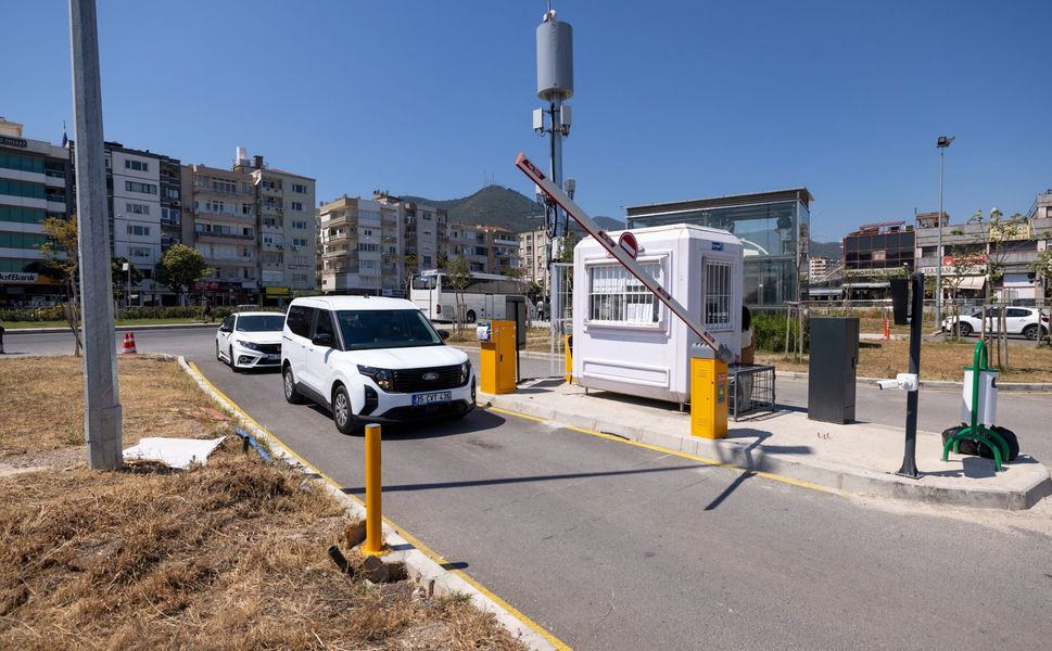 Araçlar otoparka, yolcular metroya