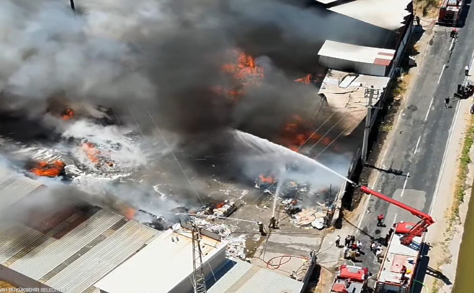 Menemen’deki geri dönüşüm tesisi yangınına yoğun müdahale