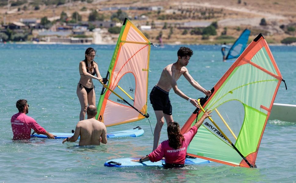 İzmir’de Büyükşehir’den gençlere sörf deneyimi