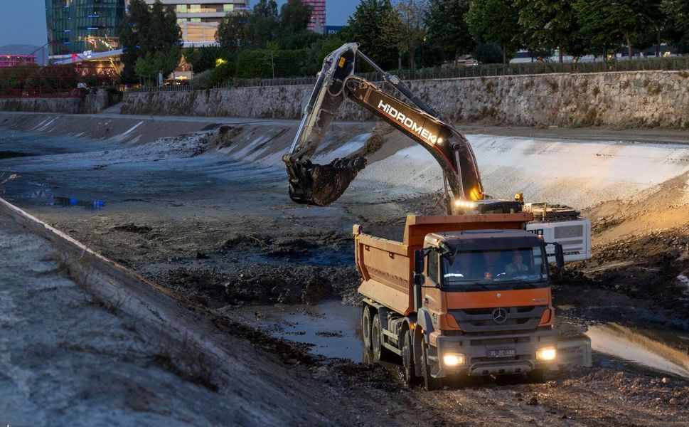 İZSU’dan Manda Çayı’nda 7/24 temizlik seferberliği