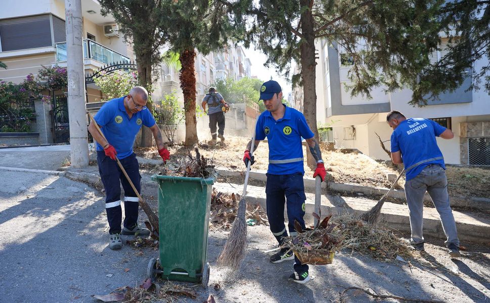 Buca’da yaz temizliği hız kesmeden sürüyor