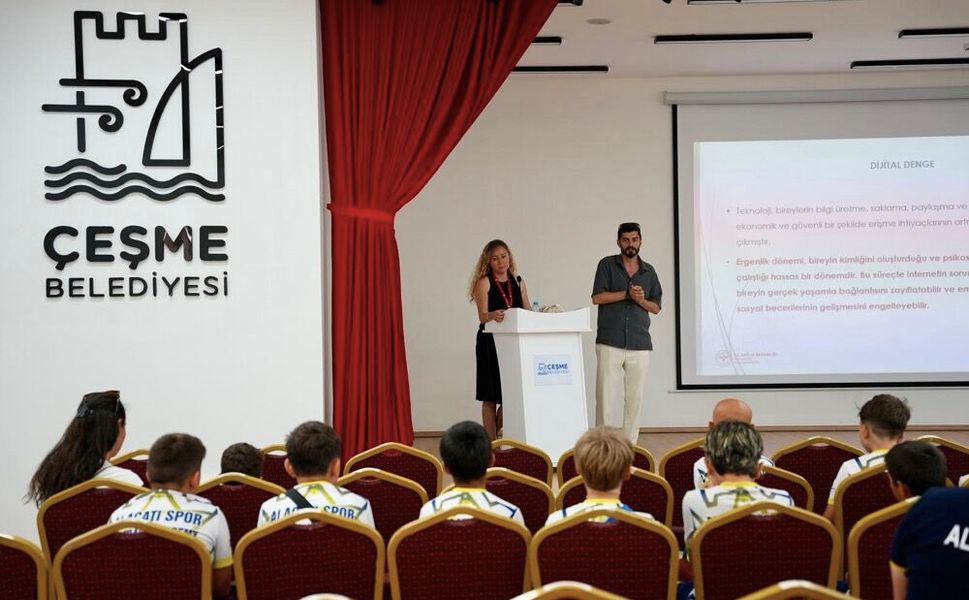 Çeşme'de genç sporculara ekran bağımlılığı ve bilinçli teknoloji kullanımı semineri