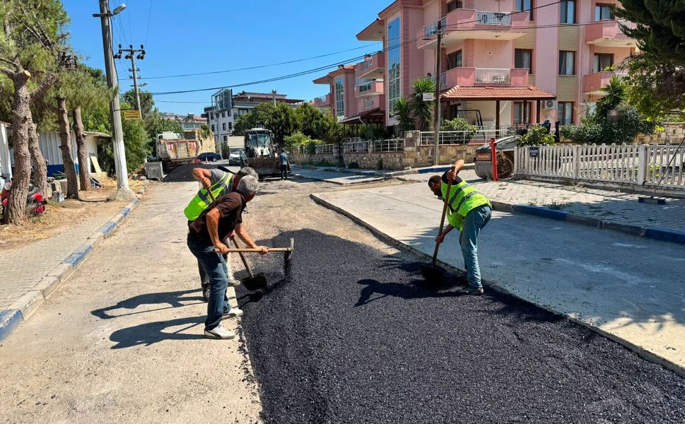 Yenifoça Değirmendere Caddesi’nde Asfalt Çalışmaları Tüm Hızıyla Sürüyor