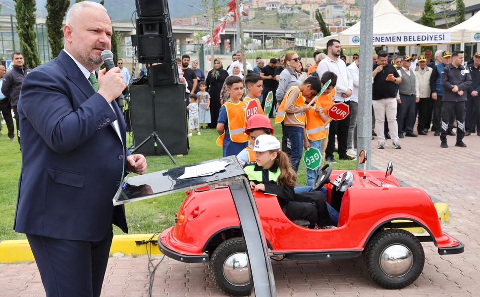 ASARLIK TRAFİK EĞİTİM PARKURU’NDA HER GÜN 50 ÇOCUK KURALLARI ÖĞRENİYOR