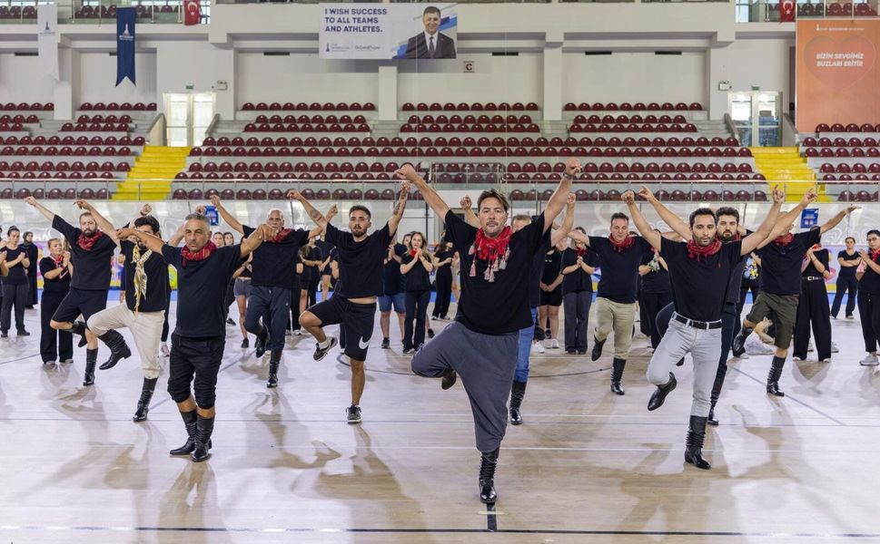 “İzmir'de zeybek bilmeyen kalmasın” çağrısı 500 kişilik topluluğa dönüştü