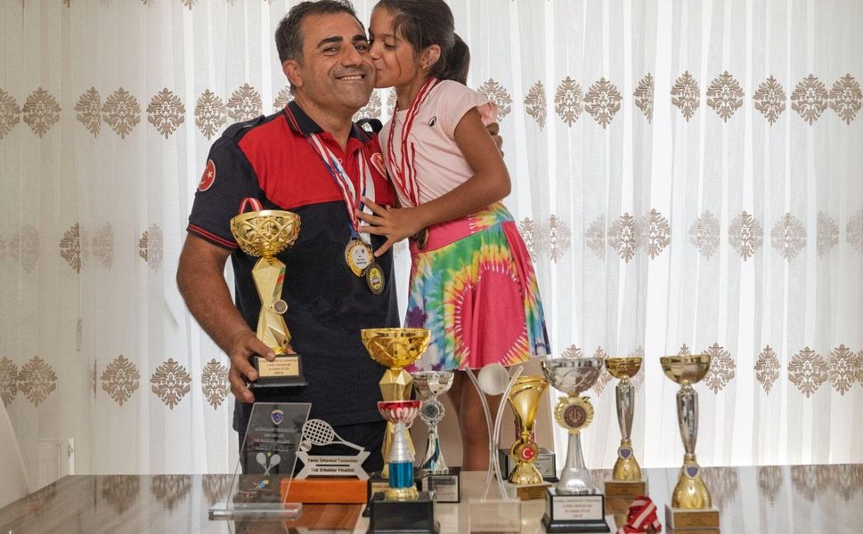 Hayat kurtaran baba, kızını kortlarda şampiyonluğa hazırlıyor