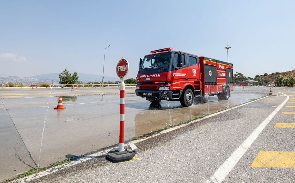 İzmir İtfaiyesi’nin şoförleri zorlu eğitimlerden geçiyor