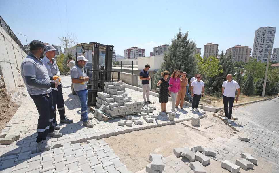 Karşıyaka’da yollar yenileniyor, kent güzelleşiyor