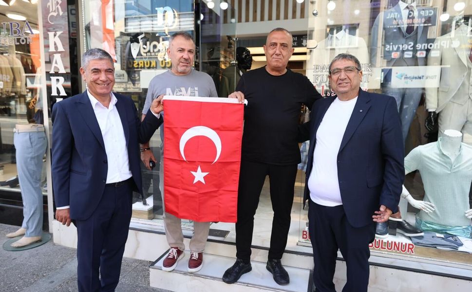 Buca’da 30 Ağustos öncesi esnafa bayrak dağıtıldı