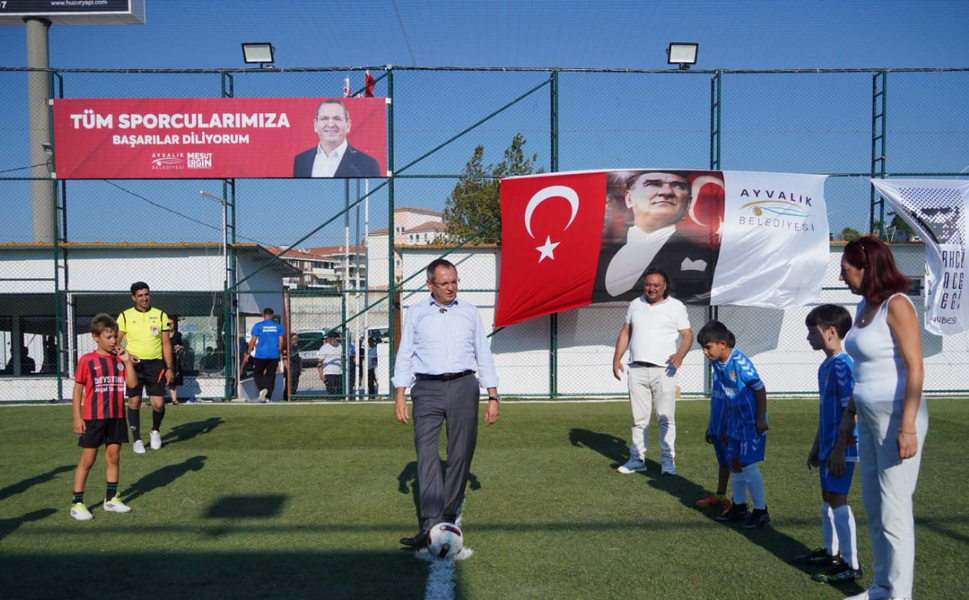 Ayvalık’ta 30 Ağustos Atatürk Kupası Futbol Turnuvası başladı