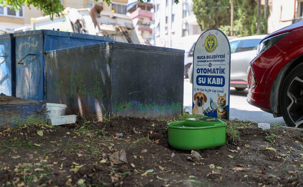 Buca’da parklara otomatik su kapları yerleştirildi