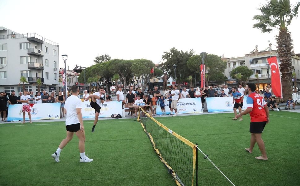 Çandarlı Cumhuriyet Meydanı’nda Ayak Tenisi Heyecanı: Şampiyon Duru Venti Çandarlı