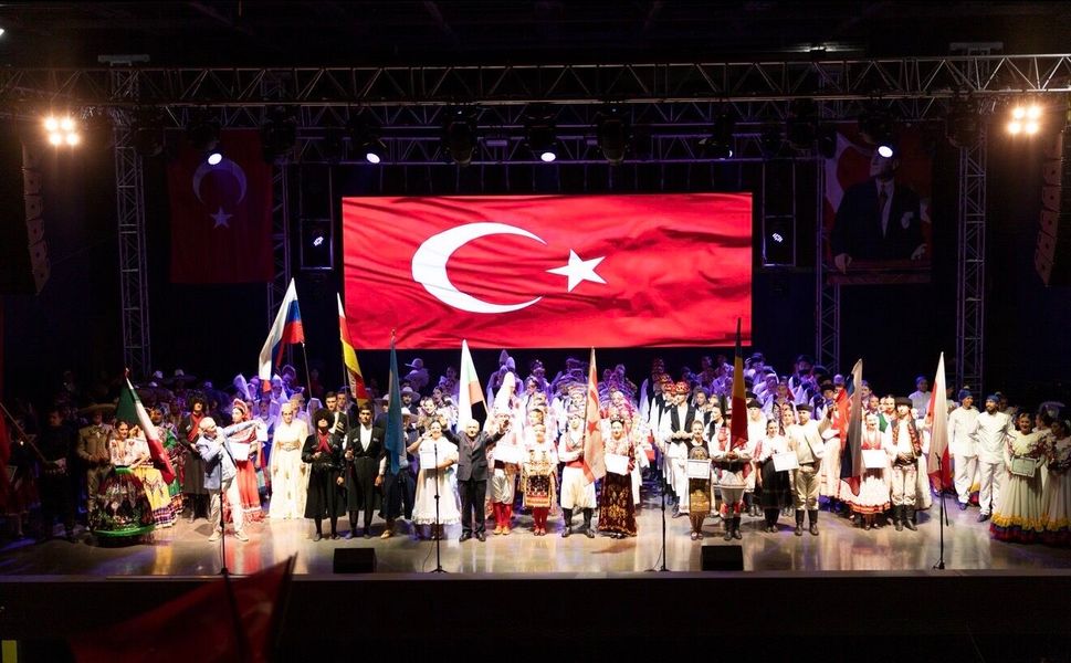 BALÇOVA’DA 30 AĞUSTOS COŞKUSU DÜNYANIN RENKLERİYLE BULUŞTU