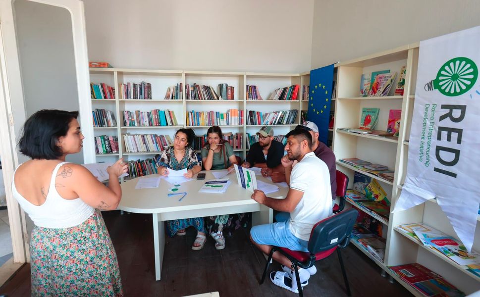 Konak’ta Roman gençlere CV ve kariyer yönetimi eğitimi