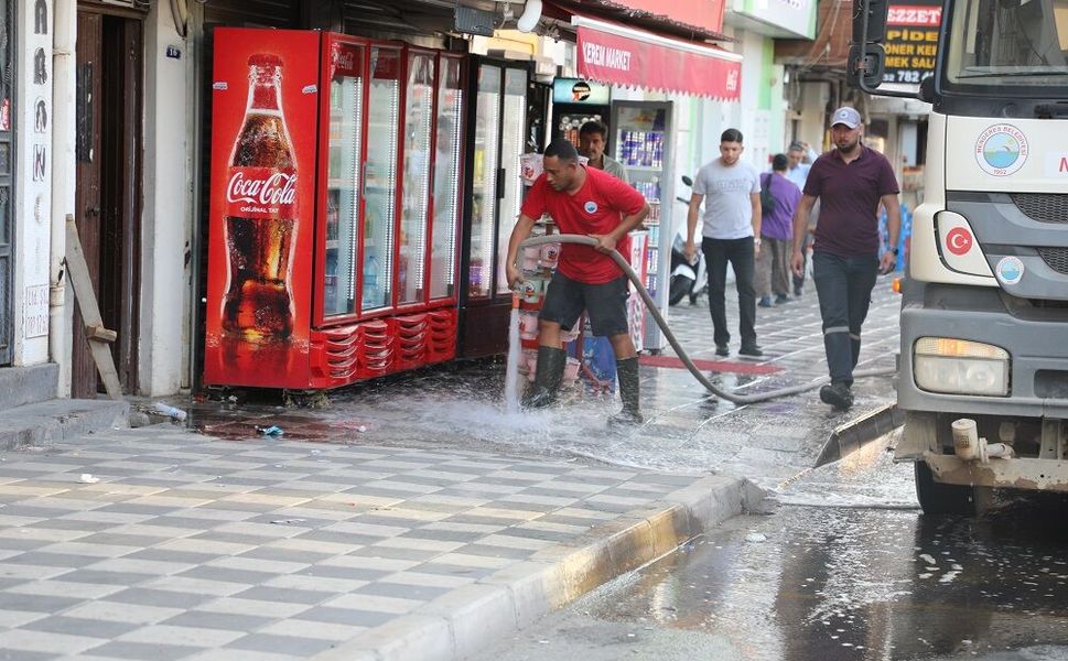 Menderes Güne Temizlikle Başladı