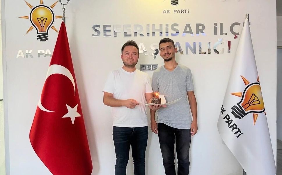 AK Parti İzmir İl Gençlik Kolları’ndan Anlamlı Kutlama: 25. Yılda, 25 Yaşındaki Gençlerle Doğum Günü Kutlamaları