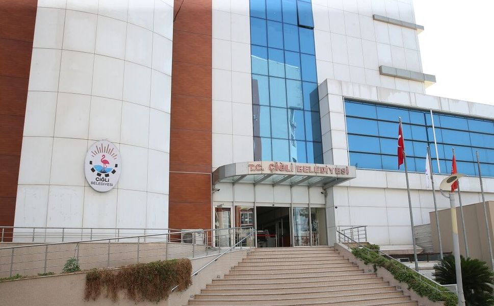 Çiğli Belediye Başkanı Onur Emrah Yıldız’ın Makam Aracına Silahlı Saldırı