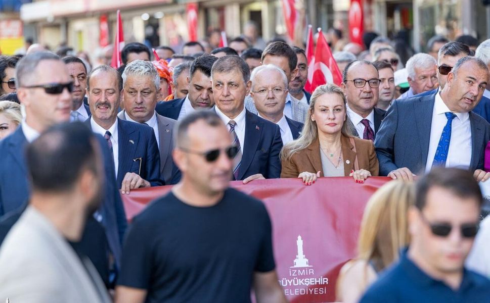 Başkan Tugay İzmirlilerle yürüdü