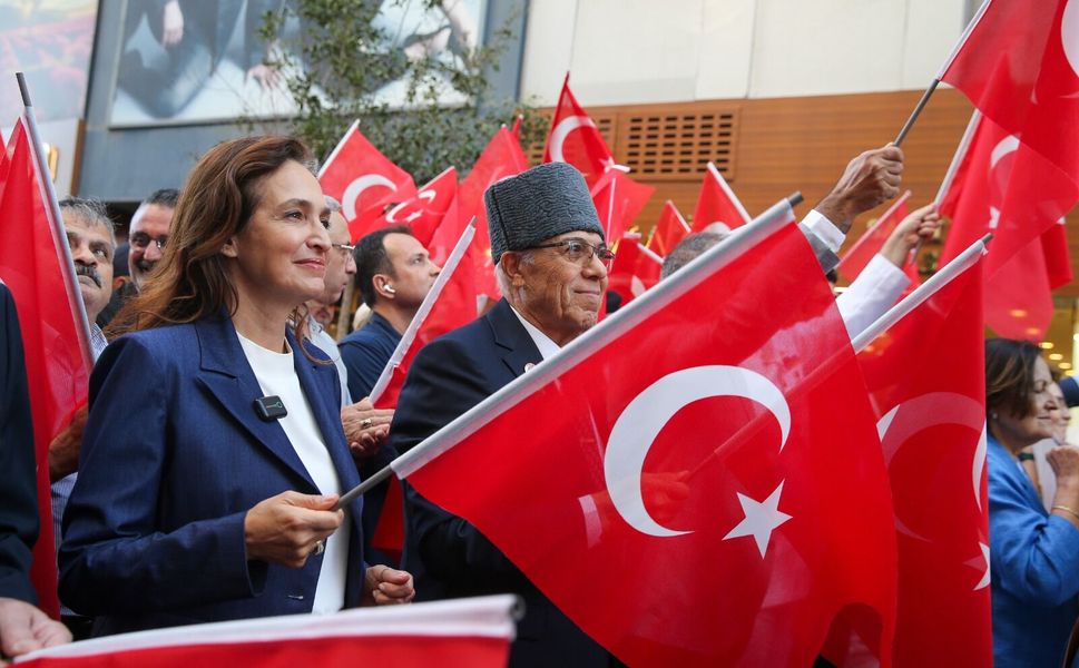 Karşıyaka’da gazilere saygı yürüyüşü