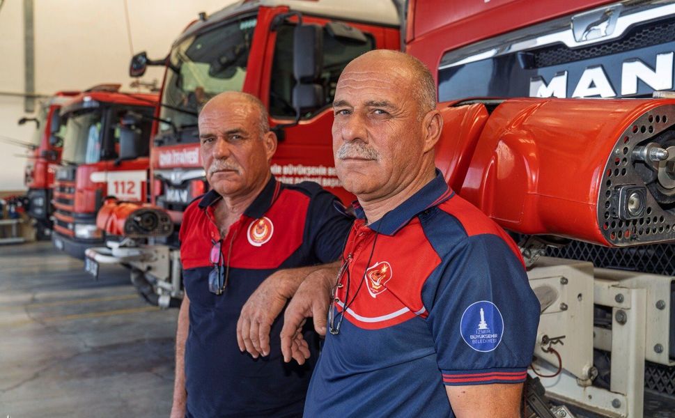 İZMİR’DE 33 YILLIK İTFAİYECİLİK HİKÂYESİ: İKİZ KARDEŞLER OMUZ OMUZA GÖREVDE