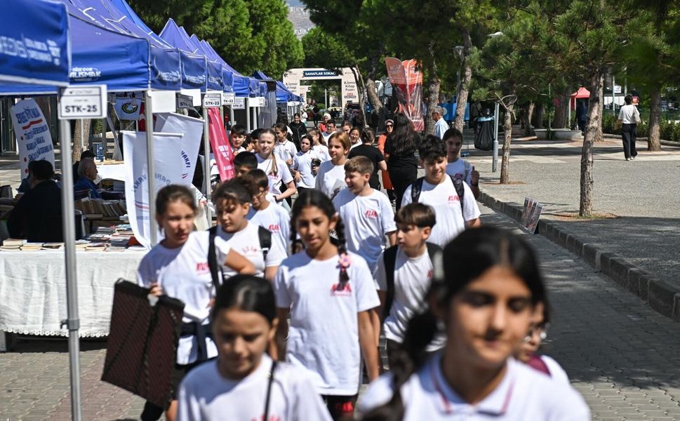 İZKİTAP’ta edebiyat ve kitaplarla dolu buluşmalar sürüyor