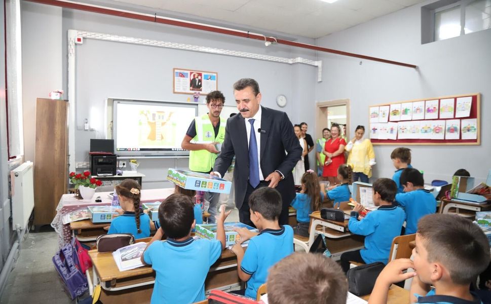 Dikili Belediyesi’nden ilk ders heyecanına anlamlı destek: 453 öğrenciye eğitim seti