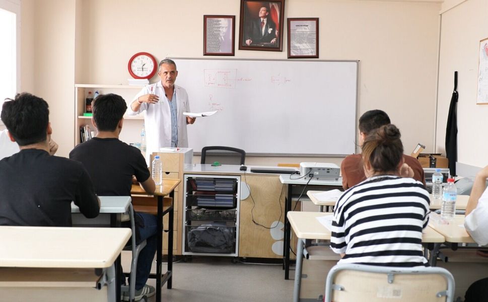 BAYRAKLI’DA EĞİTİME ANAOKULUNDAN ÜNİVERSİTEYE KADAR DESTEK
