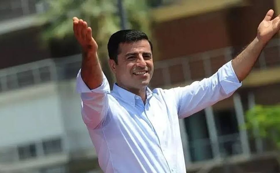 Demirtaş’a Sırrı Sakık’tan ziyaret: Siyasetçiler içeride tutulurken, barıştan bahsetmek ciddi çelişkidir