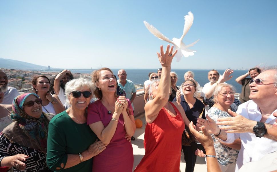 Konak’ta Dünya Barış Günü’nde gökyüzüne rengarenk balonlar salındı