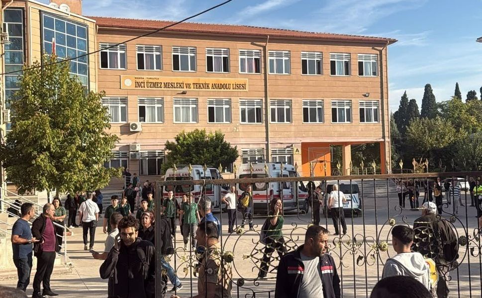 TURGUTLU’DA OKUL ÖNÜNDE SİLAHLI SALDIRI: YARALILAR VAR, SALDIRGAN YAKALANDI