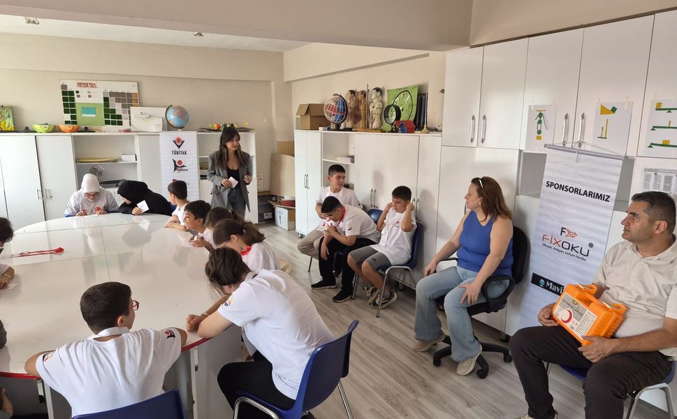 İKÇÜ’den Görme Engelli Öğrencilere Yönelik Anlamlı Proje: “Gören Kulaklar, Konuşan Eller” Sahada