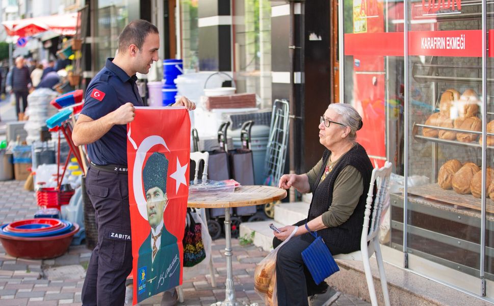 NARLIDERE BELEDİYESİ’NDEN CUMHURİYET BAYRAMI ÖNCESİNDE ESNAFA BAYRAK DAĞITIMI