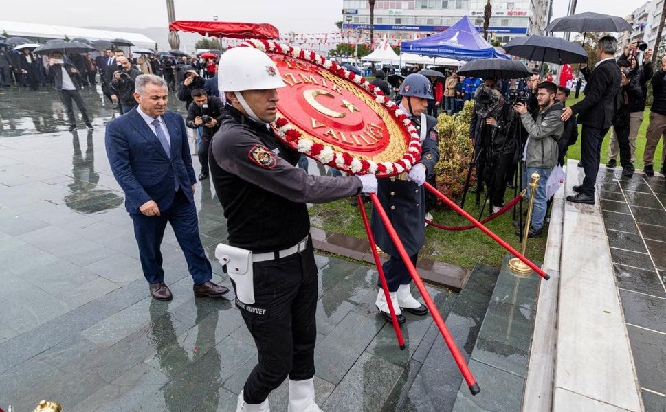 Cumhuriyet Bayramı kutlamaları çelenk sunma töreni ile başladı