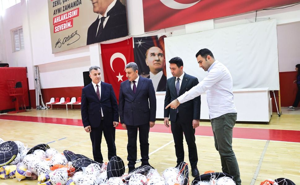 BAYRAKLI’DA 51 OKULA 1,5 MİLYON TL’LİK SPOR DESTEĞİ