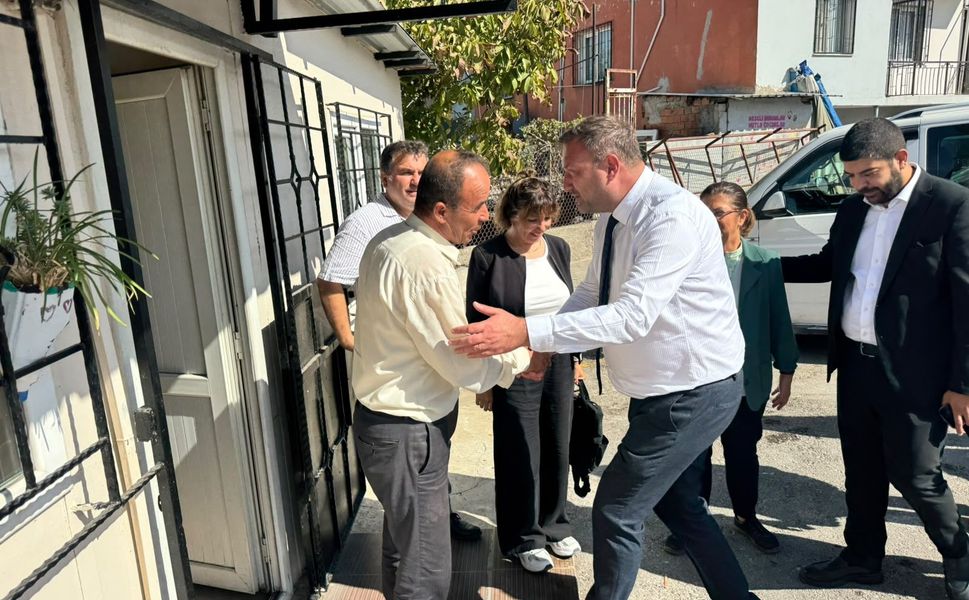 CHP İZMİR İL BAŞKANI UTKU GÜMRÜKÇÜ: “MUHTARLARIMIZI DİNLİYOR, MAHALLELERİN SORUNLARINA BİRLİKTE ÇÖZÜM ARIYORUZ”