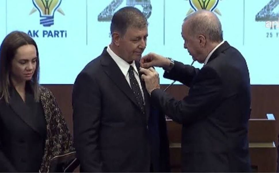 İZMİR’DE YENİ DÖNEM: CEMİL TUGAY AK PARTİ’YE KATILDI, ROZETİNİ CUMHURBAŞKANI RECEP TAYYİP ERDOĞAN TAKTI