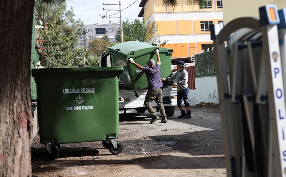 Karabağlar’ın 58 mahallesine 891 yeni konteyner