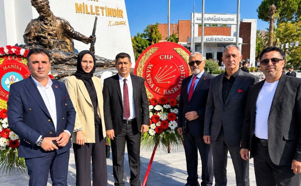 CHP Manisa İl Başkanlığı’ndan Atatürk’e Anlamlı Çelenk Sunumu