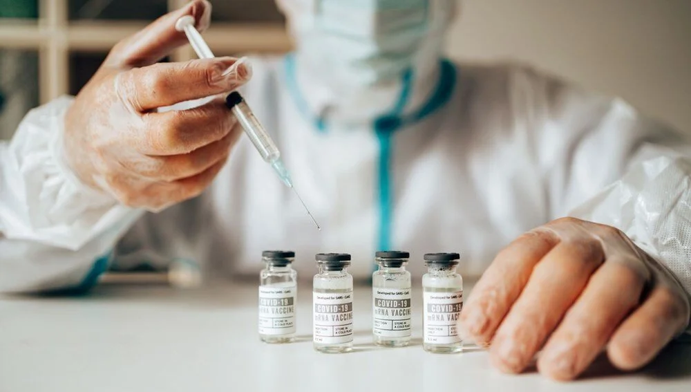 İngiltere’deki Imperial College of London Üniversitesi tarafından yapılan son çalışmada, Omicron varyantının, geçmiş enfeksiyondan veya iki aşı doz aşı ile elde edilen bağışıklıktan büyük ölçüde kaçtığı görüldü.
