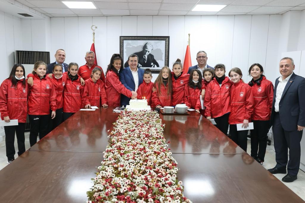 Konak’ın U-13 Kız Futbol Takımı Türkiye Finalinde (7)