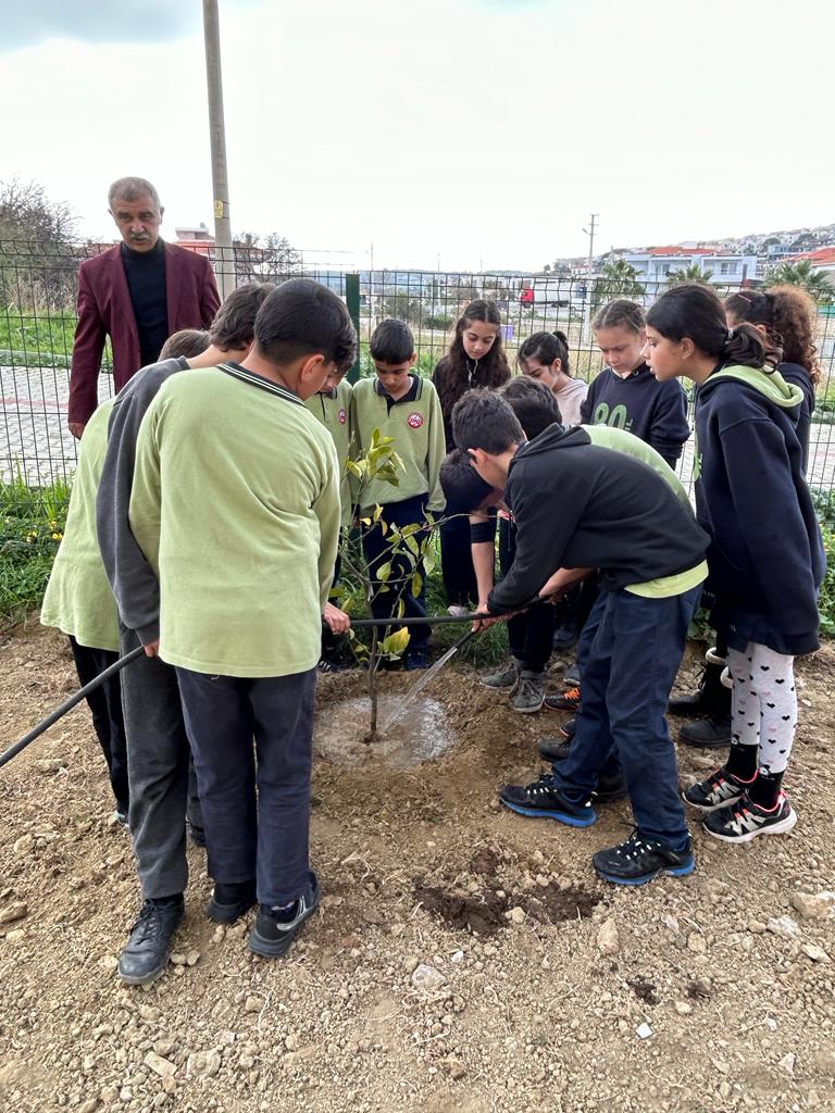 Çeşme’de okul bahçeleri meyve bahçesine dönüşüyor6