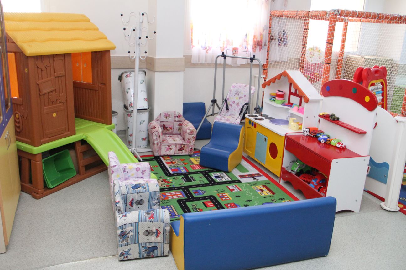 ++++EGE- EÜ’de tedavi gören depremzede kanser hastası çocuklar hediyelerle moral buldu (2)