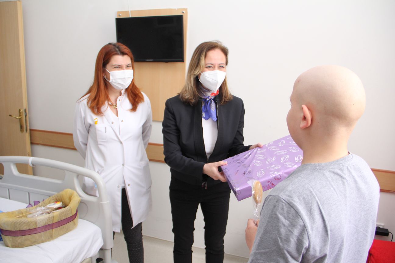 ++EGE- EÜ’de tedavi gören depremzede kanser hastası çocuklar hediyelerle moral buldu (4)