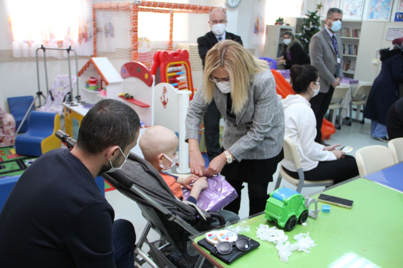 ++EGE- EÜ’de tedavi gören depremzede kanser hastası çocuklar hediyelerle moral buldu