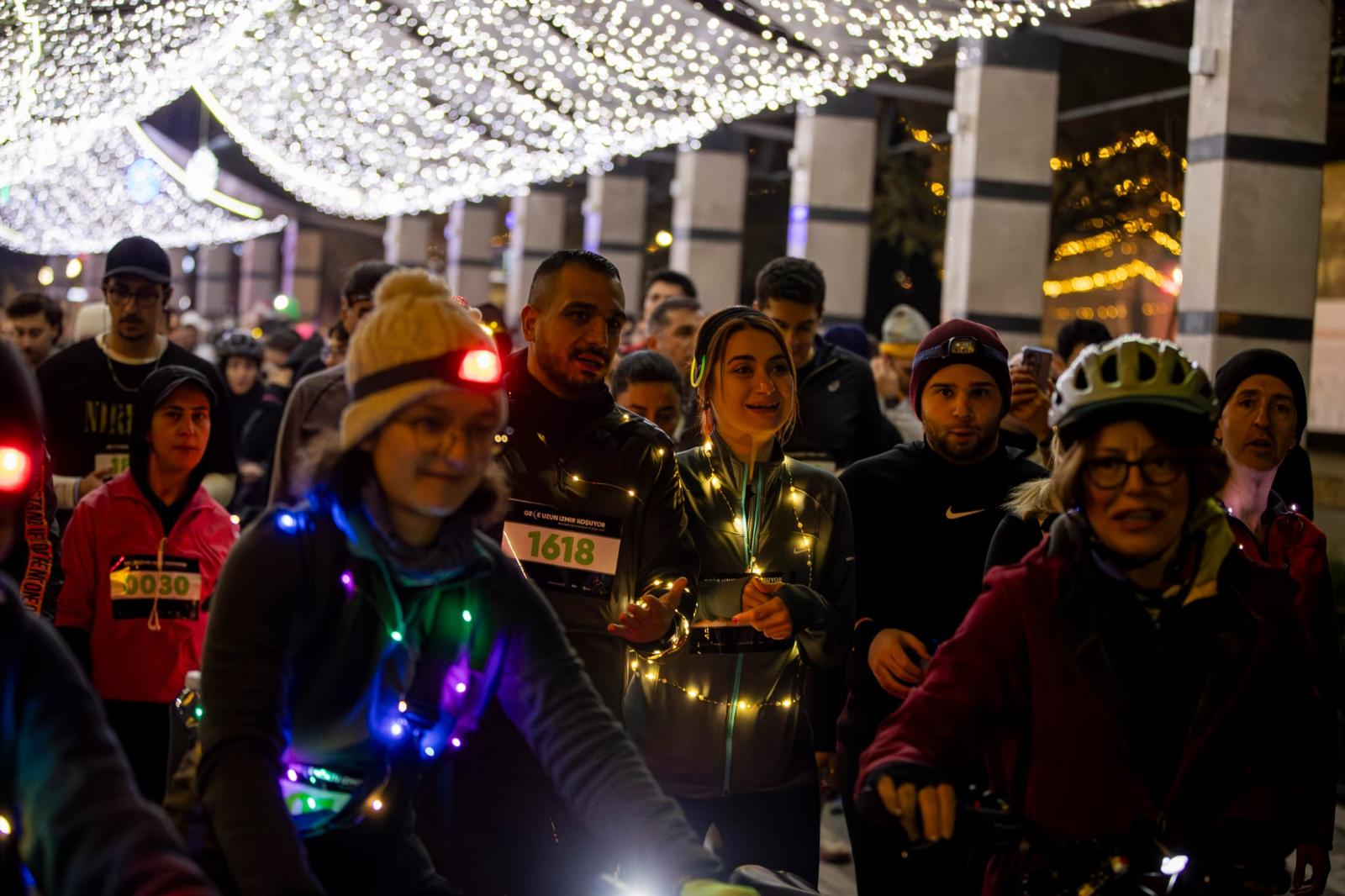 21 Aralik Gecesini Izmirliler Aydinlatti 2