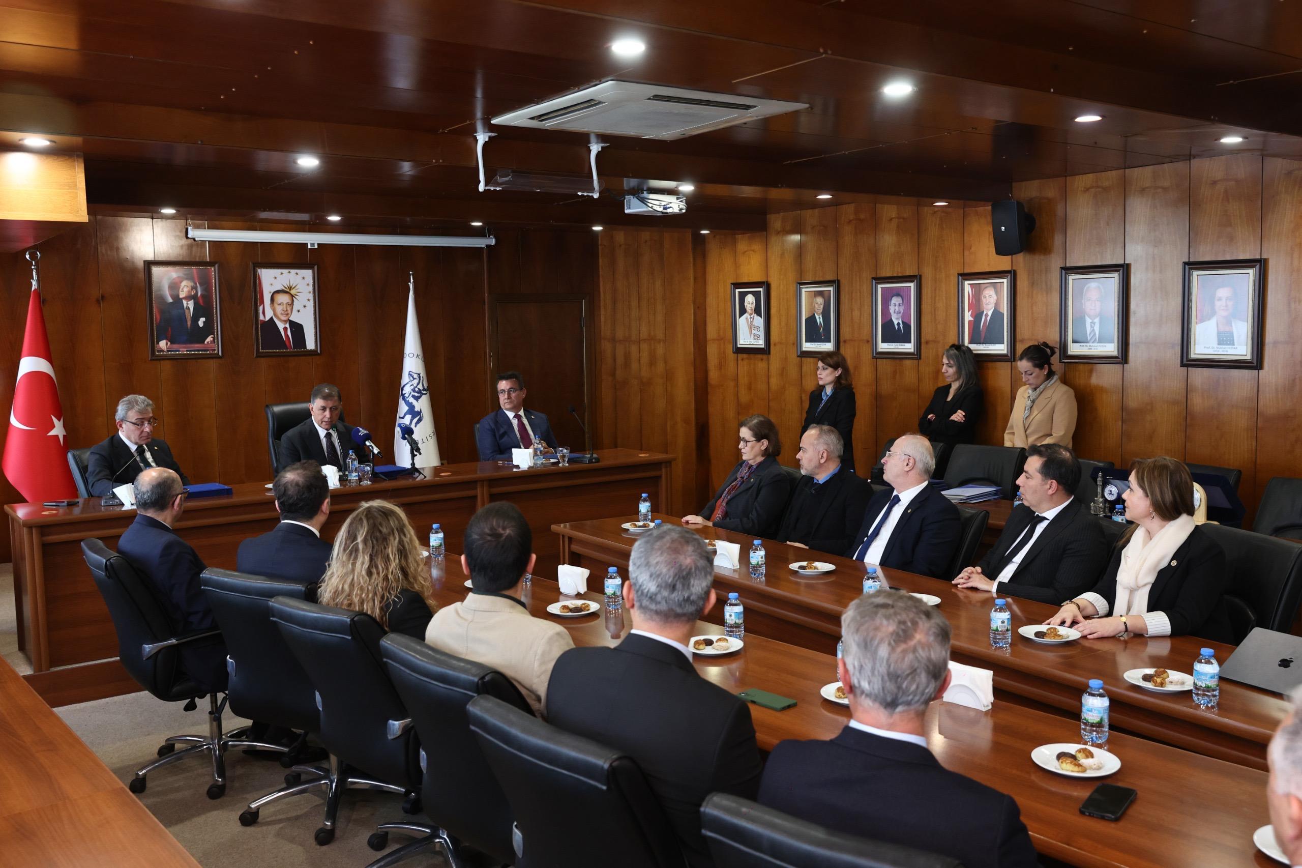 Deü'de Tari̇hî İmza İzmi̇r'i̇n Deprem Master Plani Hedefi̇yle İş Bi̇rli̇ği̇ Protokolü İmzalandi (3)