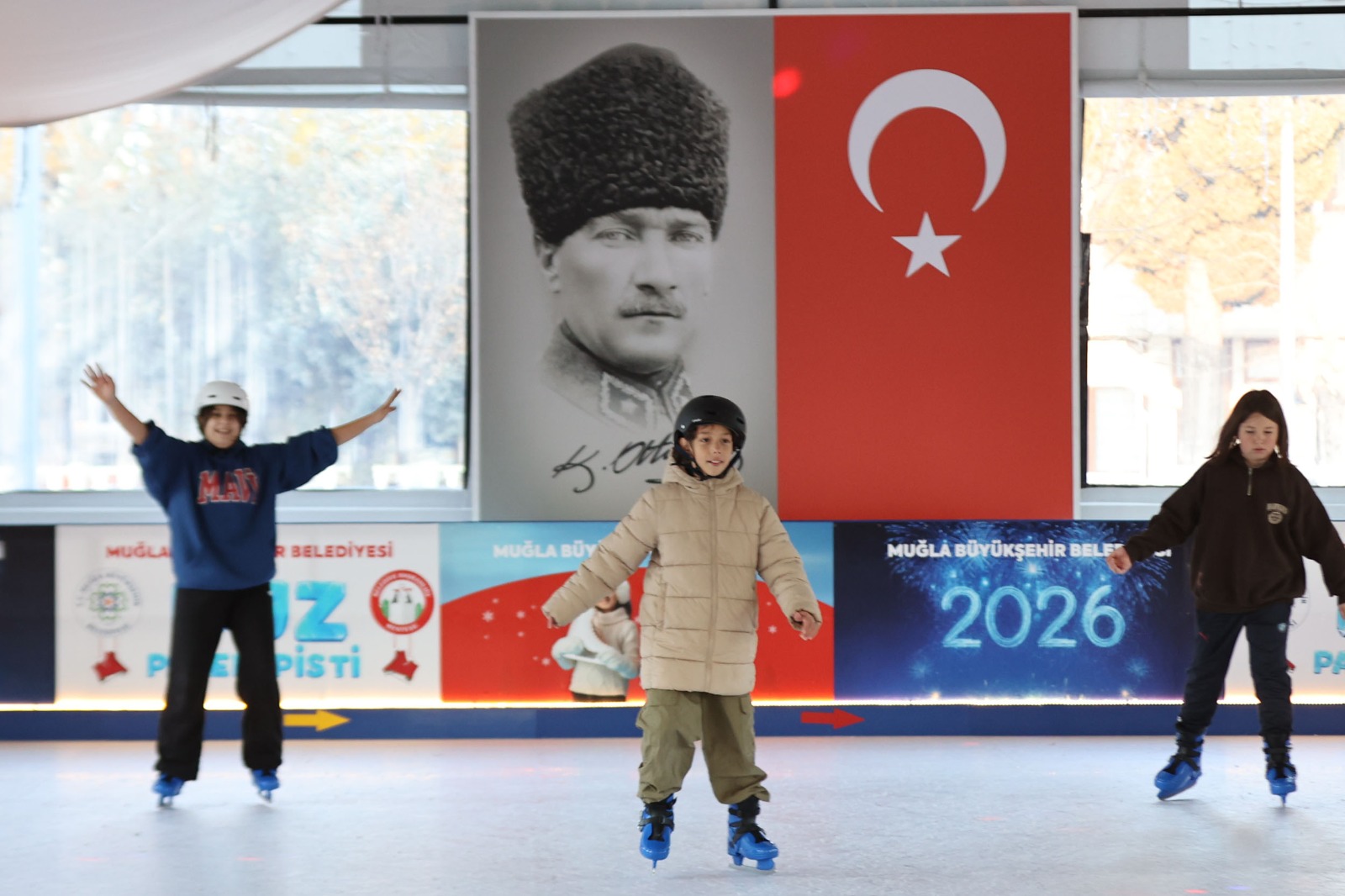 Muğla’da Yeni Yıl Coşkusu Buz Paten Pistiyle Başladı (1)