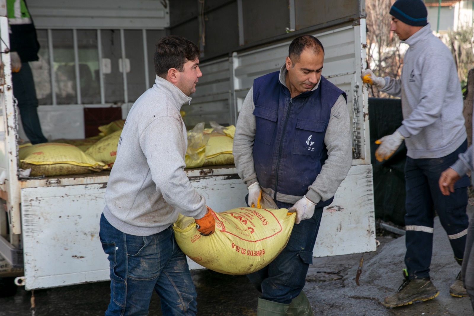 Guzelbahce Belediyesi Nden Ciftcilere Destek (1)